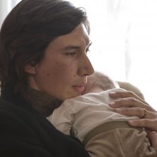 Hungry Hearts: Adam Driver stringe il suo piccolo in una tenera scena del film