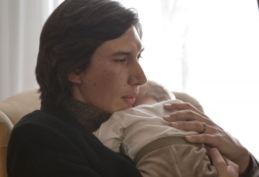 Hungry Hearts: Adam Driver stringe il suo piccolo in una tenera scena del film