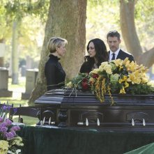 Revenge: Karine Vanasse, Madeleine Stowe e James Tupper in una scena della puntata Epitaph