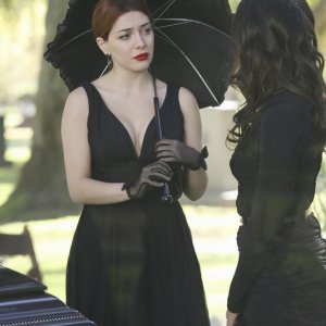 Revenge: le attrici Elena Satine e Madeleine Stowe in Epitaph