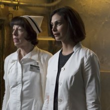 Gotham: l'attrice Morena Baccarin è la dottoressa Leslie Thompkins in La galleria dei furfanti