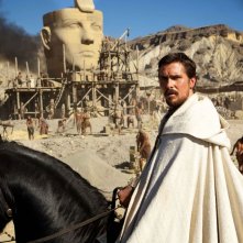 Exodus - Dei e Re: Christian Bale è Mosè in una scena del film biblico
