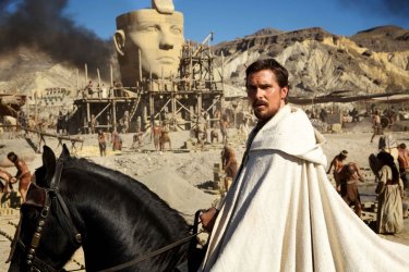 Exodus - Dei e Re: Christian Bale è Mosè in una scena del film biblico
