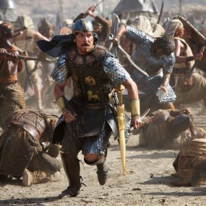 Exodus - Dei e Re: Christian Bale nei panni di un battagliero Mosè in una scena action del film