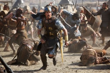 Exodus - Dei e Re: Christian Bale nei panni di un battagliero Mosè in una scena action del film