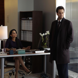 Forever: Sepideh Moafi e Ioan Gruffudd in una scena dell'episodio The Wolves of Deep Brooklyn