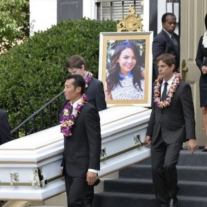 Pretty Little Liars: l'attrice Sydney Penny in una scena dell'episodio intitolato Through a Glass, Darkly 