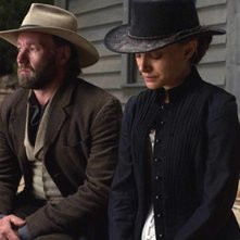 Jane Got A Gun: Natalie Portman e Joel Edgerton in una scena del film