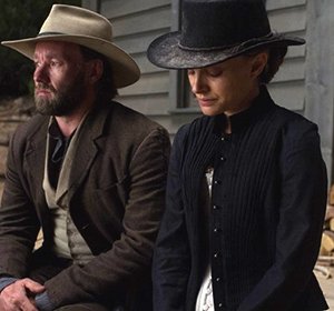 Jane Got A Gun: Natalie Portman e Joel Edgerton in una scena del film