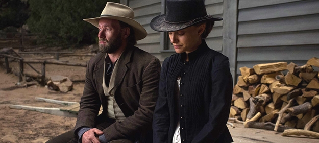 Jane Got A Gun: Natalie Portman e Joel Edgerton in una scena del film