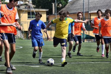 Banana: Marco Todisco durante una partita di calcio in una scena del film