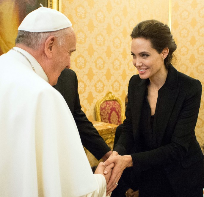 Angelina Jolie incontra Papa Francesco nel 2015 per la presentazione di Unbroken in Vaticano
