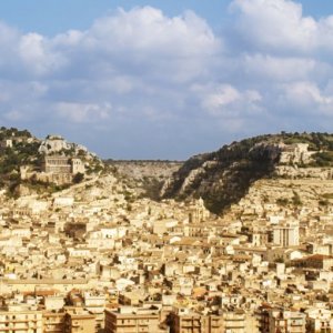Italo: foto panoramica di Scicli in una scena del film