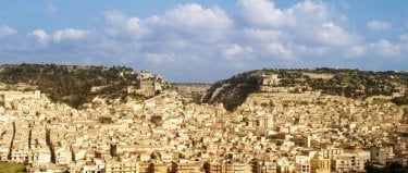 Italo: foto panoramica di Scicli in una scena del film