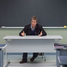 Professore per amore: Hugh Grant dietro la cattedra in una scena del film nei panni del prof. Keith Michaels