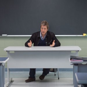 Professore per amore: Hugh Grant dietro la cattedra in una scena del film nei panni del prof. Keith Michaels