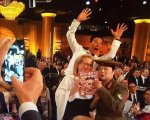 Golden Globes 2015: Benedict Cumberbatch fa il bis col photobombing