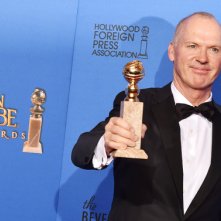 Birdman: michael Keaton festeggia stringendo il suo Golden Globe