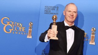 Birdman: michael Keaton festeggia stringendo il suo Golden Globe