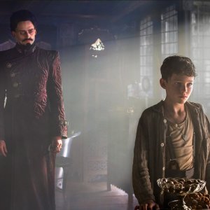 Pan: Hugh Jackman e Levi Miller in un momento del film