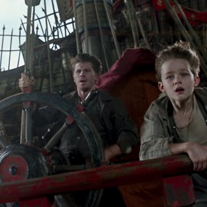 Pan: Garrett Hedlund e Levi Miller in una spettacolare sequenza