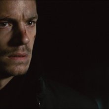 Run All Night: Joel Kinnaman in una scena del film action