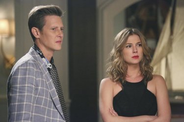 Revenge: Gabriel Mann ed Emily VanCamp in una scena di Madness