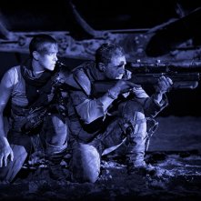 Mad Max: Fury Road, Tom Hardy si apposta di notte con  Charlize Theron in una scena del film