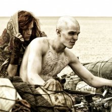 Mad Max: Fury Road, Nicholas Hoult in moto con Riley Keough in una scena del film