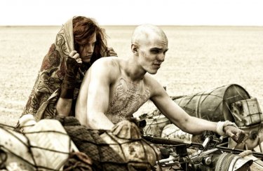 Mad Max: Fury Road, Nicholas Hoult in moto con Riley Keough in una scena del film