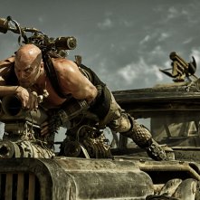 Mad Max: Fury Road, lo statuario Nathan Jones in una scena del film