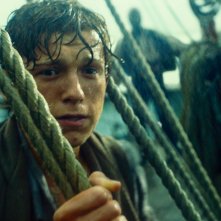 In the Heart of the Sea: Tom Holland impaurito in una scena del film