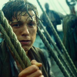 In the Heart of the Sea: Tom Holland impaurito in una scena del film
