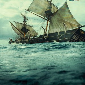 In the Heart of the Sea: la baleniera attaccata in mare nel 1820 in un'immagine del film