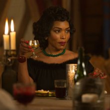 American Horror Story Freak Show: l'attrice Angela Bassett in una scena di Show Stoppers