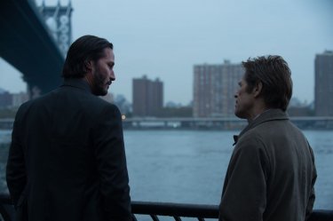 John Wick: Keanu Reeves con Willem Dafoe in un'immagine del film