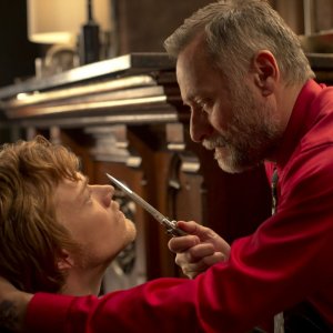 John Wick: Alfie Allen e Michael Nyqvist in una scena del film