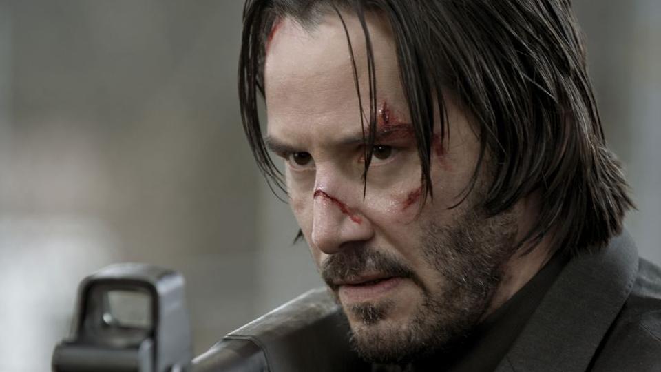 Un primo piano di Keanu Reeves ferito