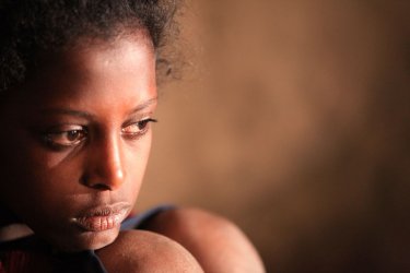 Difret - Il coraggio per cambiare: lo sguardo triste di Tizita Hagere in una scena del film