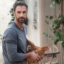 Sei mai stata sulla luna?: Raoul Bova cerca di gestire una gallina in una scena del film