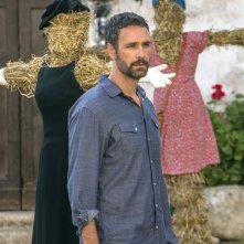 Sei mai stata sulla luna?: Raoul Bova tra gli spaventapasseri in una scena del film