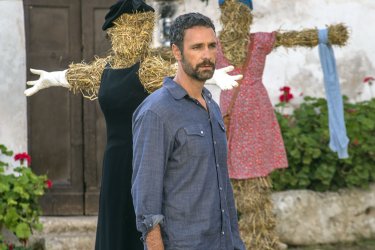 Sei mai stata sulla luna?: Raoul Bova tra gli spaventapasseri in una scena del film