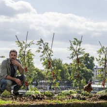 Sei mai stata sulla luna?: Raoul Bova in una scena del film riflette e guarda il suo orto