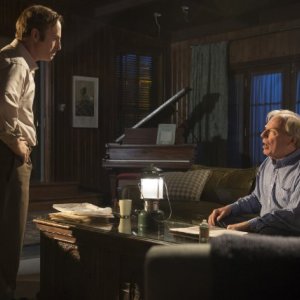 Better Call Saul: Michael McKean e Bob Odenkirk in una scena della serie