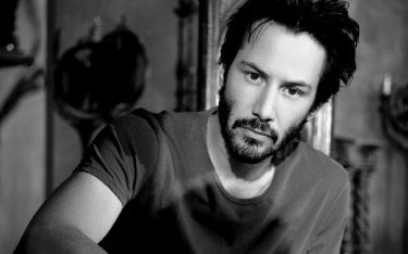 Keanu reeves in un bel primo piano in bianco e nero