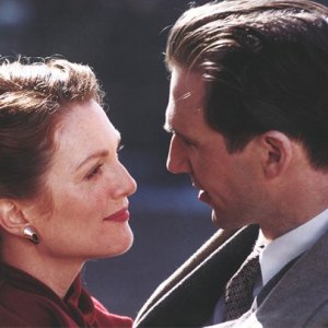 Julianne Moore con Ralph Fiennes in Fine di una storia