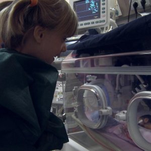 Piccoli così: un'immagine tratta dal documentario sui neonati prematuri