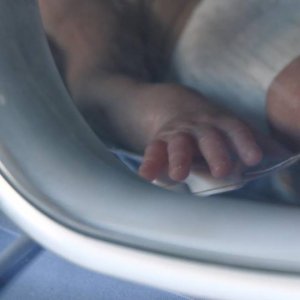 Piccoli così: una scena del documentario sui neonati prematuri