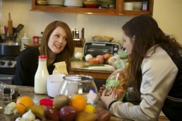 Still Alice: Julianne Moore insieme a Kristen Stewart in una scena del film