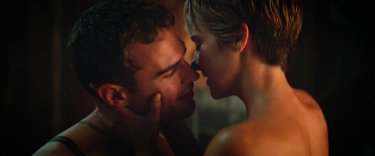 Shailene Woodley e Theo James in una romantica immagine di The Divergent Series: Insurgent